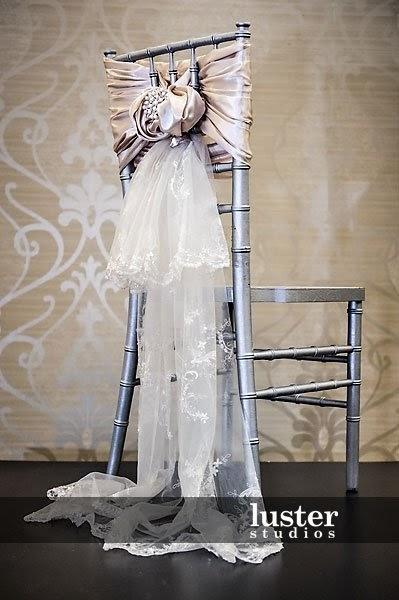 Es Tendencia: adornar las preciosas sillas de banquete (I)