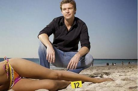 Escena donde el protagonista, Jim Longworth, se encuentra en la playa al lado del cadáver de una chica en bikini.