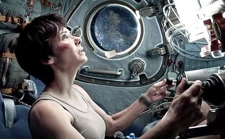Escena de Sandra Bullock en modulo espacial ruso.