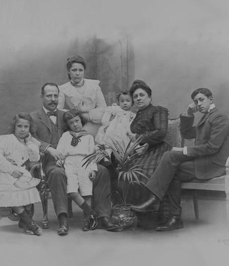 DE VISITA A CASA DE LA FAMILIA BATLLÓ, BARCELONA 1904