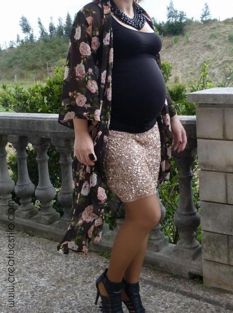 Look embarazada con kimono de flores y falda de lentejuelas (14)