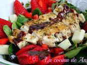 Ensalada pollo fresas vinagreta chocolate