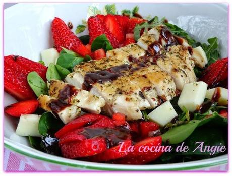 ENSALADA DE POLLO Y FRESAS CON VINAGRETA DE CHOCOLATE