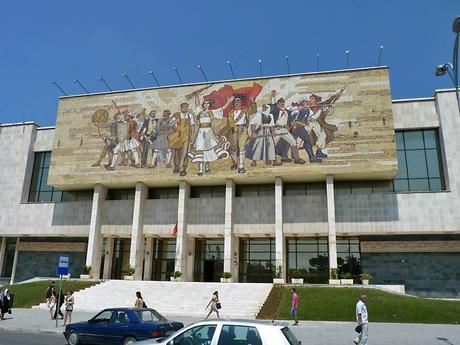 Imponente mural, en el museo de Historia Nacional de Tirana