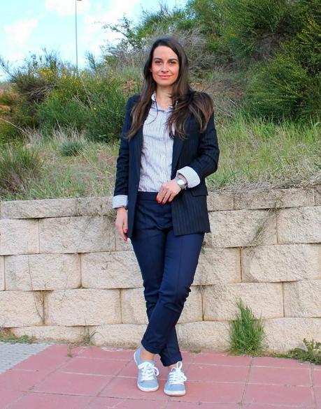 En traje y con zapatillas...