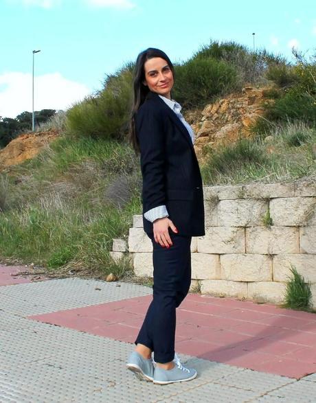 En traje y con zapatillas...