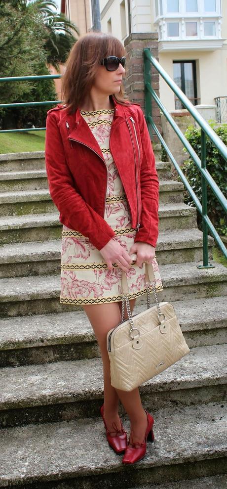 MIS LOOKS - VESTIDO FLORES Y BIKER DE ANTE