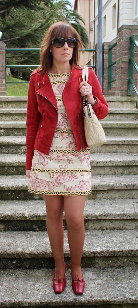 MIS LOOKS - VESTIDO FLORES Y BIKER DE ANTE