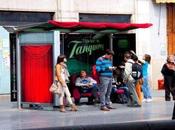 Tanqueray transforma paradas autobús filas butacas.