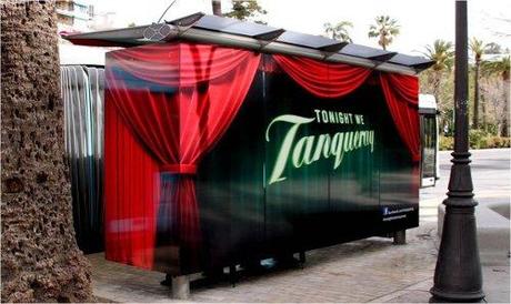 Tanqueray transforma las paradas de autobús en filas de butacas.