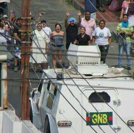 La monja de la libertad, Sor democracia!