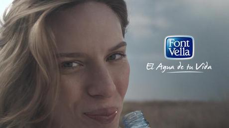 Campañas como esta que os presento de Font Vella me encantan y para mí es un placer apoyarla. Centrada en las mujeres como “fuente de belleza”, Font Vella en su nueva campaña, se centra en la belleza interior de la mujer, que nace de su fuerza y poder.  Una campaña creada por mujeres, para mujeres, totalmente femenina en la que se ha buscado la similitud entre el agua (fuente de vida que nace del interior de la Tierra) y la mujer (creador de belleza y vida y consumidora de esa agua). Tod@s tenemos cerca mujeres de esas tremendamente bellas, que nos marcan en momentos importantes y nos enseñan a vivir. Yo tengo afortunadamente muchas. Ellas son mis pilares.  Aunque sin duda este post se lo dedico a Silvia; aun no es una mujer, es una niña, mi sobrina, pero es ejemplo de belleza interior, una de las más bellas que conozco. Silvia sin duda #EresFuenteDeBelleza.  Si tú también tienes una mujer así en tu vida, cuéntaselo a Font Vella y a mí con los hashtag #LaFuenteDeMiVida o #EresFuenteDeBelleza. 