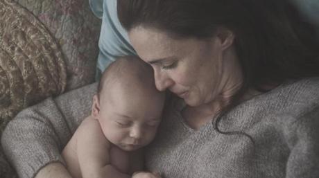 Campañas como esta que os presento de Font Vella me encantan y para mí es un placer apoyarla. Centrada en las mujeres como “fuente de belleza”, Font Vella en su nueva campaña, se centra en la belleza interior de la mujer, que nace de su fuerza y poder.  Una campaña creada por mujeres, para mujeres, totalmente femenina en la que se ha buscado la similitud entre el agua (fuente de vida que nace del interior de la Tierra) y la mujer (creador de belleza y vida y consumidora de esa agua). Tod@s tenemos cerca mujeres de esas tremendamente bellas, que nos marcan en momentos importantes y nos enseñan a vivir. Yo tengo afortunadamente muchas. Ellas son mis pilares.  Aunque sin duda este post se lo dedico a Silvia; aun no es una mujer, es una niña, mi sobrina, pero es ejemplo de belleza interior, una de las más bellas que conozco. Silvia sin duda #EresFuenteDeBelleza.  Si tú también tienes una mujer así en tu vida, cuéntaselo a Font Vella y a mí con los hashtag #LaFuenteDeMiVida o #EresFuenteDeBelleza. 