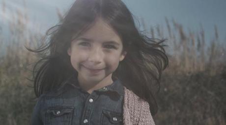 Campañas como esta que os presento de Font Vella me encantan y para mí es un placer apoyarla. Centrada en las mujeres como “fuente de belleza”, Font Vella en su nueva campaña, se centra en la belleza interior de la mujer, que nace de su fuerza y poder.  Una campaña creada por mujeres, para mujeres, totalmente femenina en la que se ha buscado la similitud entre el agua (fuente de vida que nace del interior de la Tierra) y la mujer (creador de belleza y vida y consumidora de esa agua). Tod@s tenemos cerca mujeres de esas tremendamente bellas, que nos marcan en momentos importantes y nos enseñan a vivir. Yo tengo afortunadamente muchas. Ellas son mis pilares.  Aunque sin duda este post se lo dedico a Silvia; aun no es una mujer, es una niña, mi sobrina, pero es ejemplo de belleza interior, una de las más bellas que conozco. Silvia sin duda #EresFuenteDeBelleza.  Si tú también tienes una mujer así en tu vida, cuéntaselo a Font Vella y a mí con los hashtag #LaFuenteDeMiVida o #EresFuenteDeBelleza. 