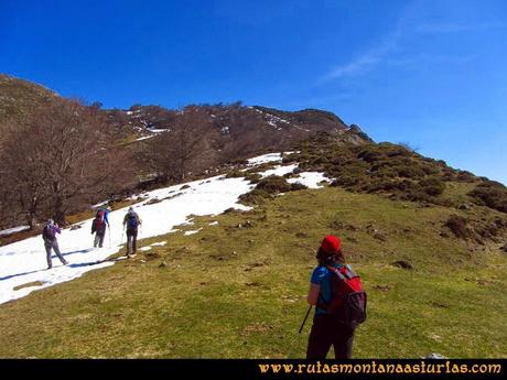 Ruta Requexón Valdunes, la Senda: En la collada Gallegos, giramos a la derecha en busca de la arista que nos llevará, casi directos, a la cima del Requexón