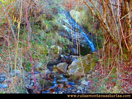 Ruta Requexón Valdunes, la Senda: Cruzando arroyo proveniente de la cascada