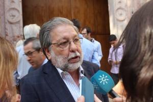 Francisco Toscano a la salida del Parlamento Francisco Toscano a la salida del Parlamento