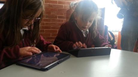 Una nueva generación explora cómo aprender a escribir en una tablet. como nosotros aprendimos en un tablero y un cuaderno