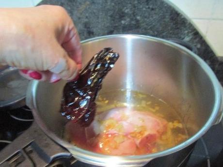 JUDIAS CON LACON, CHORIZO Y REPOLLO