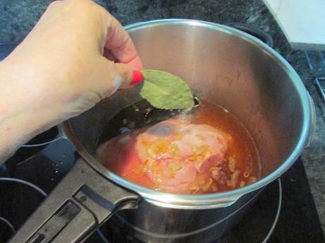 JUDIAS CON LACON, CHORIZO Y REPOLLO