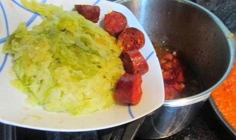 JUDIAS CON LACON, CHORIZO Y REPOLLO