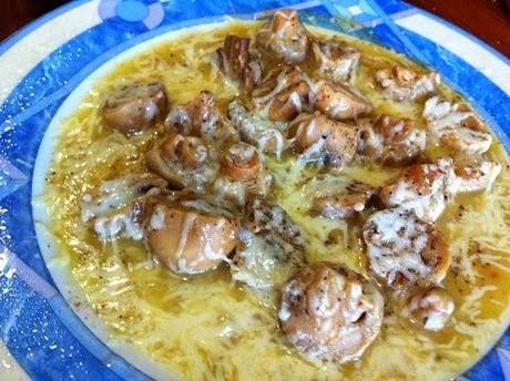 Champiñones gratinados con queso mozzarella en salsa picante