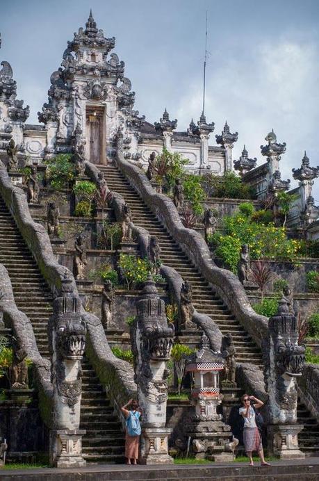 Escaleras de piedra en Bali, Indonesia