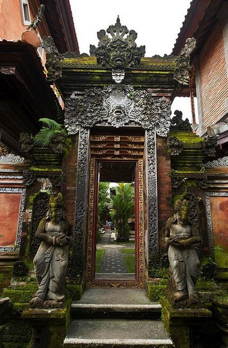Tallado en una puerta en Bali