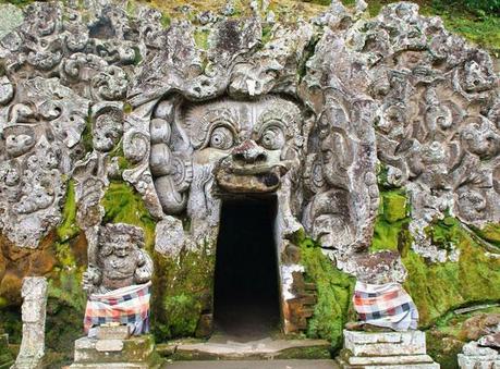 Entrada a una cueva en Bali, Indonesia