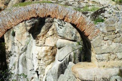 Puente romano la Canasta en San Martín de Montalbán / Toledo