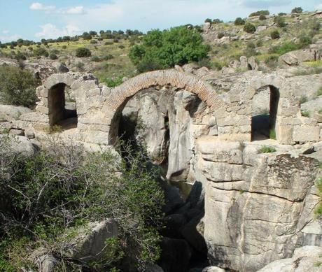 Puente romano la Canasta en San Martín de Montalbán / Toledo