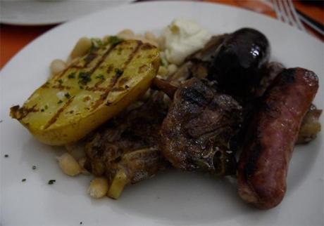 Calçotada en el centro de Barcelona, todos los findes en la brasería Melic del Gòtic plato-parrillada-carne