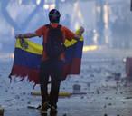 Una escena de las manifestaciones de ayer contra el gobierno de Maduro en Venezuela. (AFP)