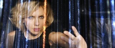 Scarlett Johansson, lista para matar, en el primer tráiler de 'Lucy'