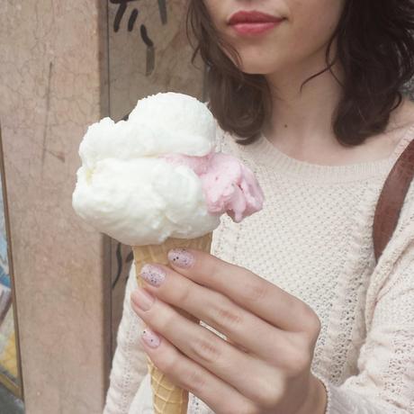 Foto de chica sujetando un helado con las uñas pintadas