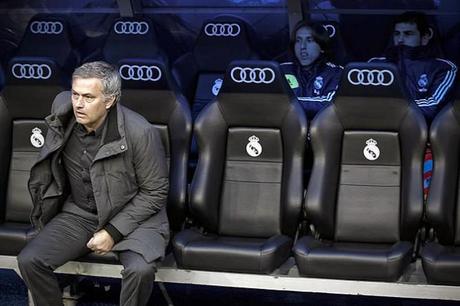 Mourinho-Casillas-banquillo-Bernabeu-comienzo-partido-Real