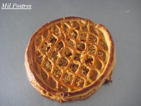 Tarta de hojaldre nido de abeja con crema pastelera y cabello de ángel