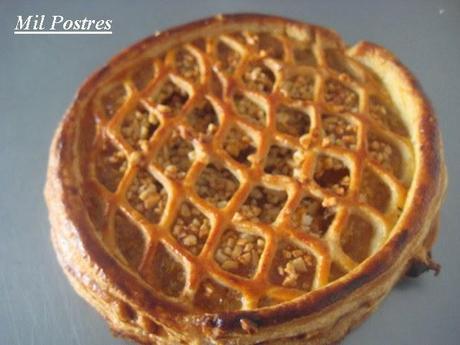 Tarta de hojaldre nido de abeja con crema pastelera y cabello de ángel