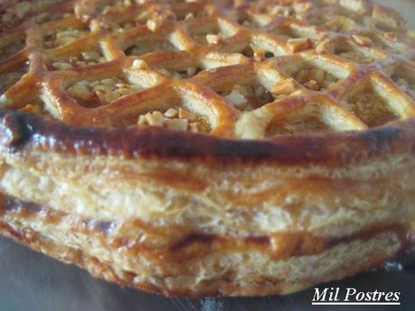 Tarta de hojaldre nido de abeja con crema pastelera y cabello de ángel