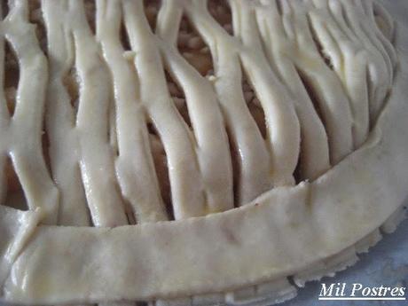 Tarta de hojaldre nido de abeja con crema pastelera y cabello de ángel