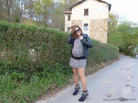 Look embarazada con vestido animal print y decorabotas tribales (5)