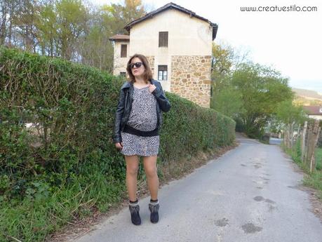 Look embarazada con vestido animal print y decorabotas tribales (5)