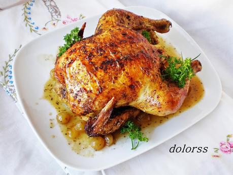 Pollo de corral aromático con uvas, al horno