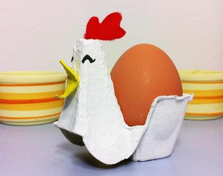 Manualidad de reciclaje para hacer con niños: cartón de huevos convertido en gallina huevera