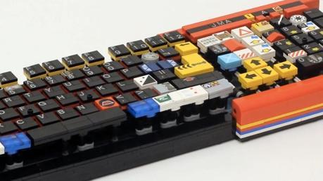 Un teclado para ordenador hecho mayormente con LEGO