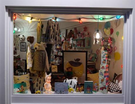 KM Family, diseño nórdico en ropa para niños, complementos y decoración de hogar km-family-escaparate-tienda