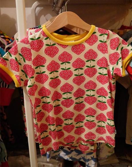 KM Family, diseño nórdico en ropa para niños, complementos y decoración de hogar km-family-camiseta-nina-fresa