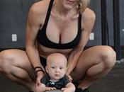 madre levantadora pesas bebé