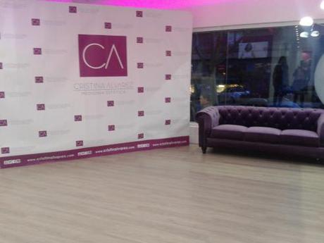 El photocall y el sofá.