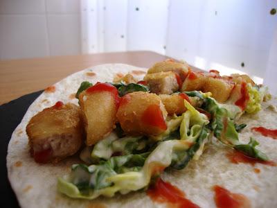 Fajitas rellenas de pollo, lechuga y mahonesa